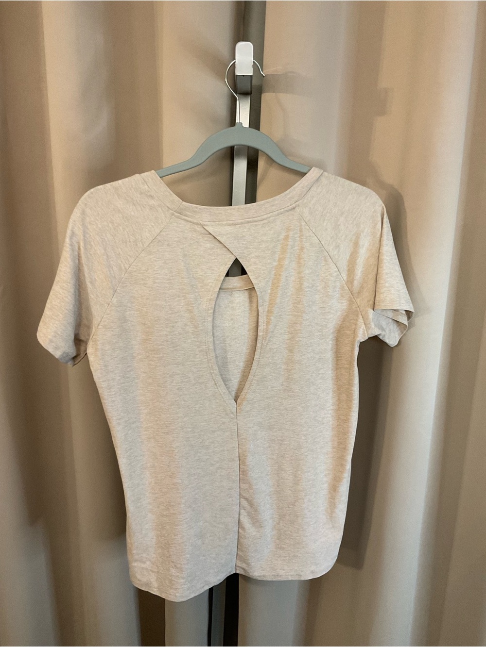 Beyond Yoga Light Gray Short Sleeve Scoop Neck Top - Picture 2 of 4